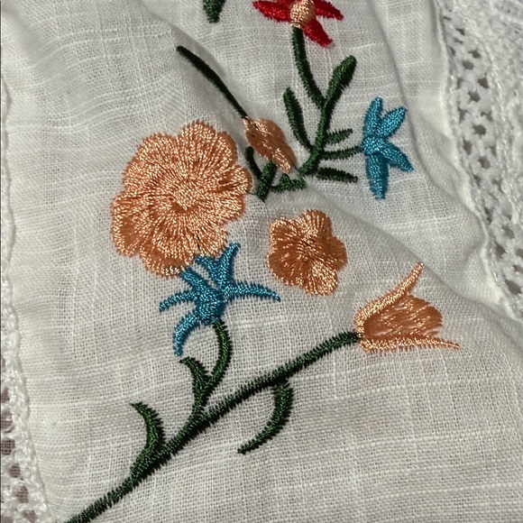 SHEIN Gorgeous White Floral Embroidered Crocheted Shift Blouse NWOT 100% Cotton - Picture 12 of 13